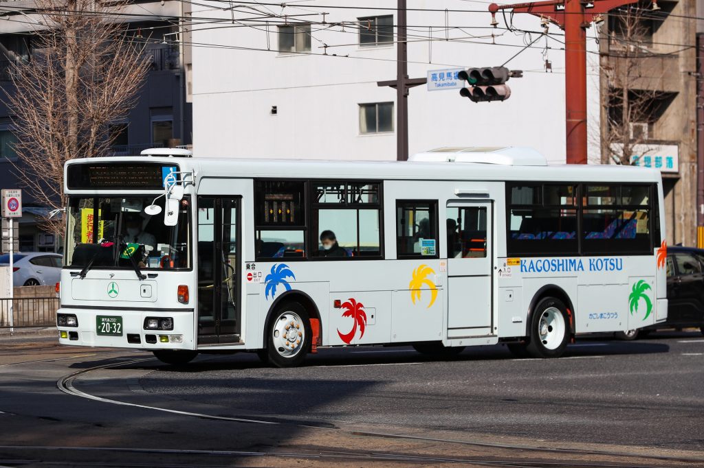 鹿児島交通 西工96MC (KL-JP252NAN改･鹿児島200 か 2032･元関東バス)の公式側型式写真。2022年1月撮影。
