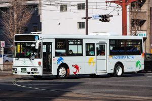 鹿児島交通 西工96MC (KL-JP252NAN改･鹿児島200 か 2032･元関東バス)の公式側型式写真。2022年1月撮影。