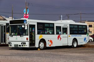 鹿児島交通 西工96MC (KL-JP252NAN改･鹿児島200 か 2263･元東急バス)の公式側型式写真。2022年1月撮影。