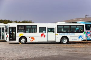 鹿児島交通 西工96MC (KL-JP252NAN改･鹿児島200 か 2263･元東急バス)の公式側面。2022年1月撮影。