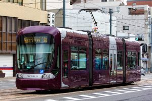 広島電鉄1000形 1001号"PICCOLO" 土橋付近にて 2014年3月撮影。
