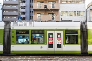 広島電鉄1000形 1001号"広島電鉄バスラッピング" 側面 2021年1月撮影。