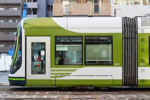 広島電鉄1000形 1001号"広島電鉄バスラッピング" 側面 2021年1月撮影。