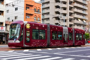 広島電鉄1000形 1002号"PICCOLA SUMMER" 土橋付近にて 2014年7月撮影。