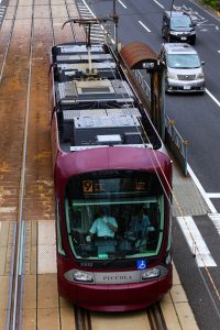 広島電鉄1000形 1002号"PICCOLA"の屋根 本川町付近にて 2015年7月撮影。