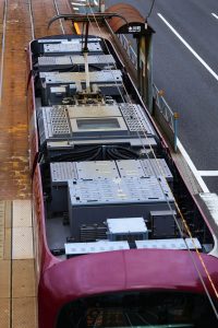 広島電鉄1000形 1002号"PICCOLA"の屋根 本川町付近にて 2015年7月撮影。
