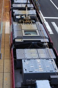 広島電鉄1000形 1002号"PICCOLA"の屋根 本川町付近にて 2015年7月撮影。