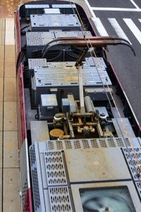 広島電鉄1000形 1002号"PICCOLA"の屋根 本川町付近にて 2015年7月撮影。
