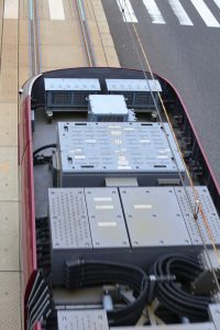 広島電鉄1000形 1002号"PICCOLA"の屋根 本川町付近にて 2015年7月撮影。
