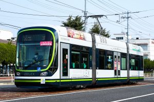 広島電鉄1000形 1003号"GREEN MOVER LEX" 江波付近にて 2021年3月撮影。
