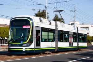 広島電鉄1000形 1004号"GREEN MOVER LEX" 江波付近にて 2021年1月撮影。