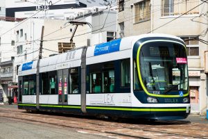 広島電鉄1000形 1004号"GREEN MOVER LEX" 猿猴橋町付近にて 2021年3月撮影。