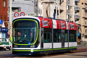 広島電鉄1000形 1005号"GREEN MOVER LEX" 広電本社前付近にて 2016年3月撮影。