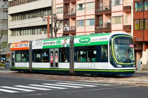 広島電鉄1000形 1005号"GREEN MOVER LEX" 本川町付近にて 2021年12月撮影。