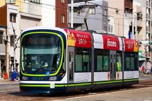 広島電鉄1000形 1006号"GREEN MOVER LEX" 広電本社前付近にて 2016年3月撮影。