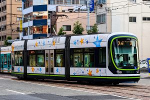 広島電鉄1000形 1007号"GREEN MOVER LEX 星空ラッピング" 広電本社前付近にて 2015年8月撮影。
