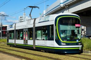 広島電鉄1000形 1007号"GREEN MOVER LEX" 元宇品口付近にて 2021年10月撮影。