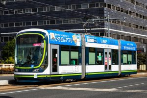 広島電鉄1000形 1012号"GREEN MOVER LEX" 原爆ドーム前付近にて 2021年10月撮影。