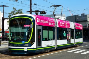 広島電鉄1000形 1013号"GREEN MOVER LEX" 猿猴橋町付近にて 2021年3月撮影。