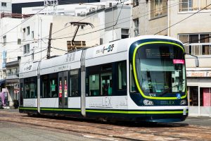 広島電鉄1000形 1014号"GREEN MOVER LEX" 猿猴橋町付近にて 2021年3月撮影。