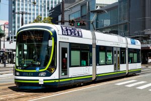 広島電鉄1000形 1014号"GREEN MOVER LEX" 猿猴橋町付近にて 2025年4月撮影。
