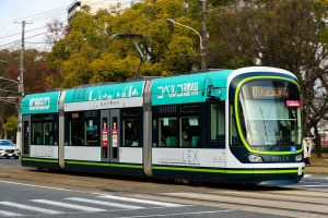 広島電鉄1000形 1015号"GREEN MOVER LEX" 西観音町付近にて 2021年12月撮影。