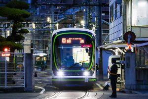 広島電鉄1000形 1017号"GREEN MOVER LEX" の前面 広電本社前付近にて 2021年1月撮影。
