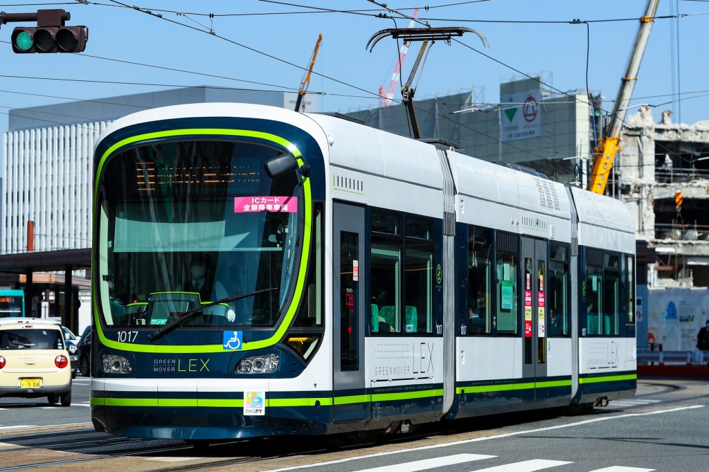 広島電鉄1000形 1017号"GREEN MOVER LEX" 猿猴橋町付近にて 2021年3月撮影。