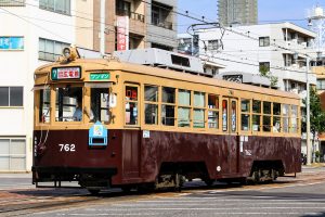 広島電鉄700形 762号 7号系統広電前行き 千田車庫付近にて 2015年8月撮影。
