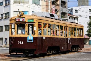 広島電鉄700形 762号 回送車 千田車庫付近にて2015年8月撮影。