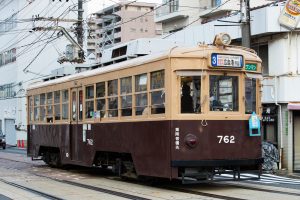 広島電鉄700形 762号 3号系統広島港行き 小網町付近にて 2021年12月撮影。