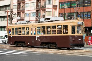 広島電鉄700形 762号 3号系統広島港行き 本川町付近にて 2021年12月撮影。