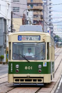 広島電鉄800形 801号 3号線宇品二丁目行き 小網町付近にて 2015年7月撮影。