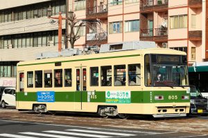 広島電鉄800形 805号 本川町付近にて 2021年12月撮影。