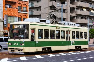 広島電鉄800形 806号 6号線広島駅行き 土橋付近にて 2014年7月撮影。