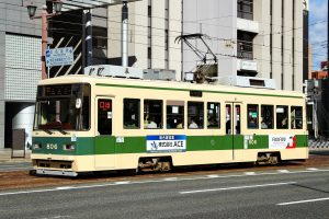 広島電鉄800形 806号 市役所前付近にて 2021年10月撮影。