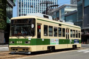 広島電鉄800形 806号 猿猴橋町付近にて 2025年4月撮影。