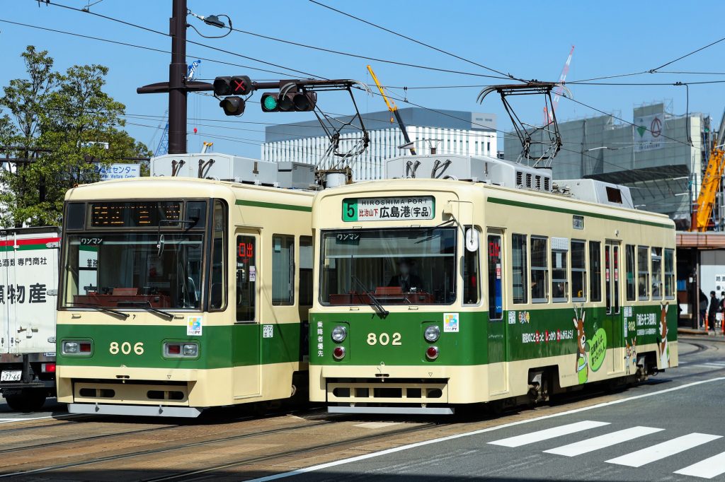 広島電鉄800形 802号と806号の離合 猿猴橋町付近にて 2021年3月撮影。