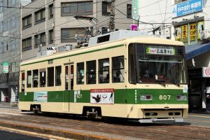 広島電鉄800形 807号 5号線広島港行き 猿猴橋町付近にて 2021年3月撮影。