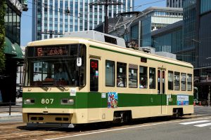 広島電鉄800形 807号 5号線広島港行き 猿猴橋町付近にて 2025年4月撮影。