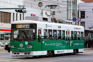 広島電鉄800形 808号 6号線 広島駅行き 土橋付近にて 2014年3月撮影。
