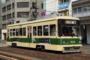 広島電鉄800形 808号 6号線江波行き 猿猴橋町付近にて 2021年3月撮影。