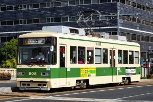 広島電鉄800形 808号 6号線江波行き 原爆ドーム前付近にて 2021年10月撮影。