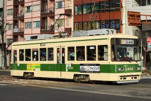 広島電鉄800形 808号 6号線広島駅行き 本川町付近にて 2021年12月撮影。