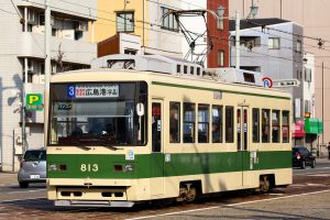 広島電鉄800形 813号 3号線広島港行き 広電本社前付近にて 2016年3月撮影。