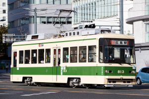 広島電鉄800形 813号 1号線広島駅行き 稲荷町付近にて 2021年1月撮影。