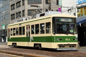 広島電鉄800形 813号 5号線広島港行き 猿猴橋町付近にて 2021年3月撮影。
