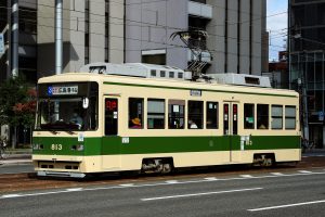 広島電鉄800形 813号 3号線 広島港行き 市役所前付近にて 2021年10月撮影。
