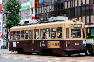 広島電鉄900形 904号 7号線横川駅行き 紙屋町付近にて 2015年08月撮影。
