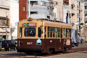 広島電鉄900形 907号 7号線広電前行き 広電本社前付近にて 2015年08月撮影。